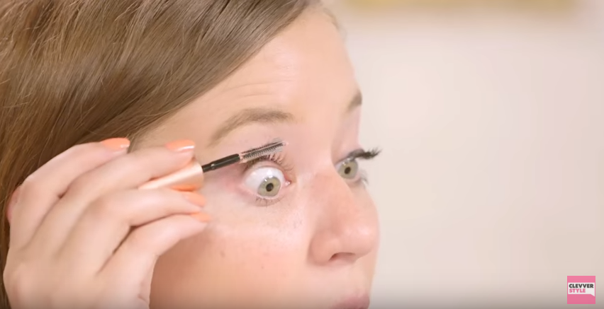 Combing your eyelashes with Vaseline Combing your eyelashes with Vaseline